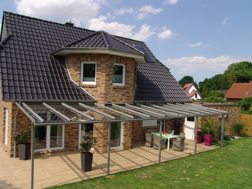 Auch unter einem Terrassendach kann sich an warmen Tagen unangenehme Stauluft bilden. Das neue Dachschiebefenster von TS Aluminium sorgt für eine wirkungsvolle Abfuhr der verbrauchten Luft. - © TS Aluminium
