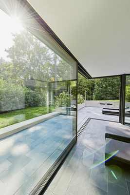 Für Ruhe und Entspannung ist die Verbindung zur Natur besonders wichtig. cero bietet weite Durchblicke aus der hauseigenen Wellness-Oase. Die stützenfreie Öffnung über Eck lässt jegliche Raumbarrieren verschwinden.