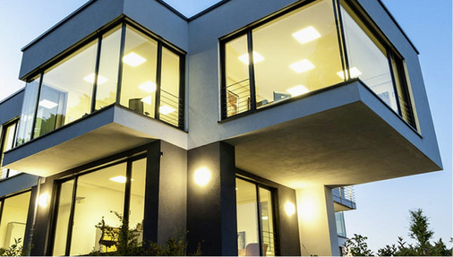 



Der Einsatz von Kunstlicht konnte durch die großzügigen Fensterflächen deutlich reduziert werden.
