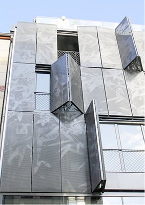 <p>
Erst mit der Öffnung der Faltläden kommt Bewegung und damit Leben in die harte Fassadenstruktur.
</p>

<p>
</p> - © Foto: Baier

