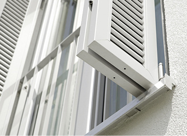 
Faltschiebeläden sind Problemlöser, wenn es seitlich einmal zu eng zugeht.



