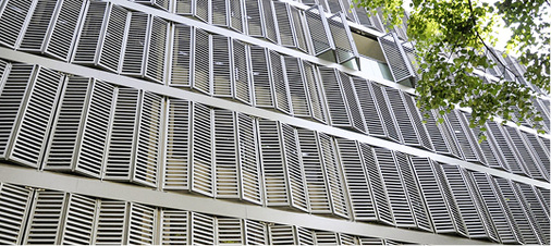 
Der optische Idealzustand der Fassade wird in de Regel nur nachts erreicht. Genau dann, wenn es keiner sehen kann.



