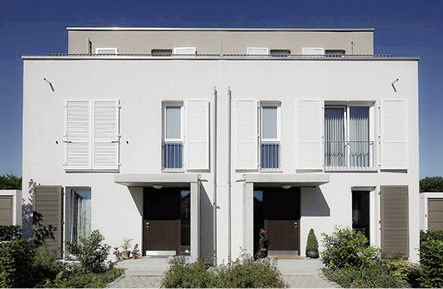 



Der Klappladen trägt kaum auf, ist ohne Probleme mit der Absturzsicherung zu kombinieren und als Sicht- und Sonnenschutz zu nutzen.
