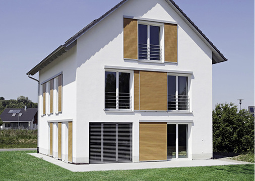 



Schiebeläden finden auch in Privathäusern ihren Einsatz, wenn es genug Platz neben dem Fenster gibt, um das geöffnete Element zu parken.
