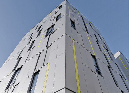 



Komplexe Fassadenstrukturen mit verschiedenen Oberflächenebenen und durchgängigen Farblisenen erfordern besondere Aufmerksamkeit bei der Planung.
