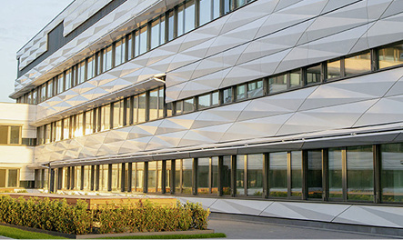 



Beim dem Projekt in der Heidelberger Bahnstadt wurden die Hebefaltläden vollkommen in die Fassadengestaltung einbezogen.
