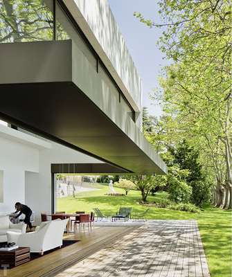 



Die größte bis jetzt realisierte Senkfront hat eine Länge von 20 m und ein Gewicht von 7500 kg. 
