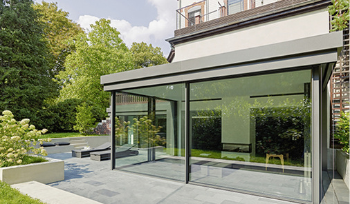 



Die großen Glasflächen und der einheitliche Fußbodenbelag heben die Schwelle zwischen Innen- und Außenbereich auf. 
