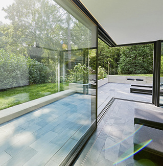 



Die stützenfreie Öffnung über Eck lässt jegliche Raumbarrieren verschwinden.
