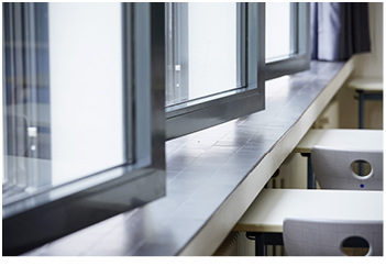 



Die Umsetzung der Fensterentwürfe gelang mit dem Profilsystem Hueck Lambda WS 075 mit eckiger Kantenform. Angesichts der hohen Flügelgewichte entschied sich der Fensterhersteller Metakon für den Einsatz des Beschlages „Roto AL“. 
