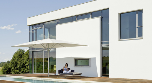 



Als Einzellösung für den Sonnenschutz findet der Sonnenschirm gerade auf privaten Terrassen immer seinen Platz.
