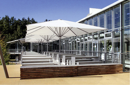 



Sonnen- und Wetterschutz in einem, bei dezenter Erscheinung. Für die Gastronomie gerade bei schwierigen Flächen eine sehr beliebte Lösung, um den Gästen Schutz und Wohlfühlatmosphäre zu liefern.
