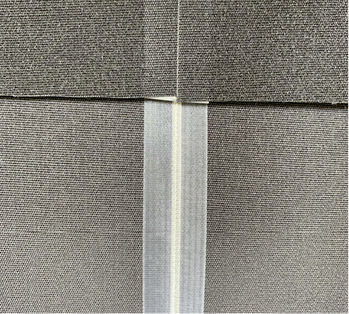 



Das Klebeband besitzt einen Mittelstreifen, um mögliches Durchlicht in diesem Bereich zu verhindern. Vorder- und Rückseite unterscheiden sich dabei optisch.
