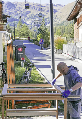 <p>
</p>

<p>
Achtung Wanderer: Die Abteilung Oberfläche verlagert den Arbeitsplatz bei gutem Wetter auch schon mal nach draußen.
</p> - © Foto: Weinig

