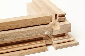 



Oertli Connect: An der Fensterkantel wird der Zapfen mit einem Vollhartmetall Schrupp-Schlicht-Fräser ausgefräst und gerundet. Verzapft mit den Langlöchern am Gegenstück bildet sich eine formschlüssige und stabile Eckverbindung.
