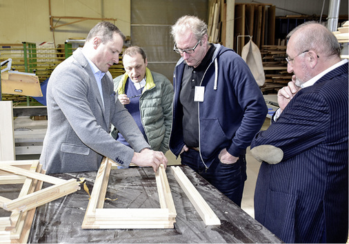 



Werkzeugexperte Martin Rauscher (l.) erläutert das TWT-Style – ein völlig neues Holzfenster mit einer pfiffigen Fertigungsidee.
