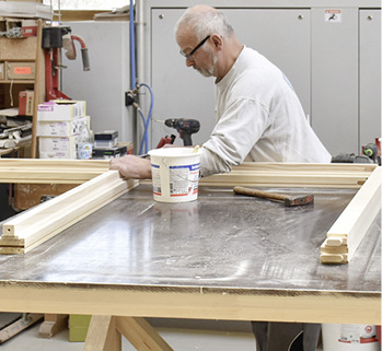



Beim Fenster mit der Prüller-Ecke wird die Verleimpresse überflüssig; simple Schrauben sorgen dafür, dass die Rahmen eine Anfangsfestigkeit aufweisen.
