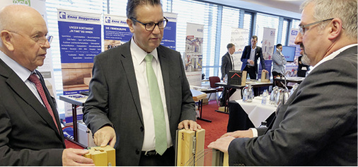 



Mit einem Grußwort zollte Minister Peter Hauk MDL (m.) dem Bundesverband seinen Respekt vor seiner Leistung in den vergangenen Jahrzehnten und er resümierte mit der Feststellung, dass „die Geschichte des Holzfensters noch nicht zu Ende erzählt ist“.
