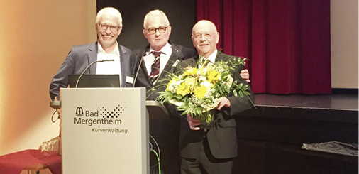 
Rudi Walz wurde auf der Bühne die Ehrenmitgliedschaft verliehen. Links: BPH-Vorstand Eduard Appelhans. Rechts: Geschäftsführendes Vorstandsmitglied Heinz Blumenstein



