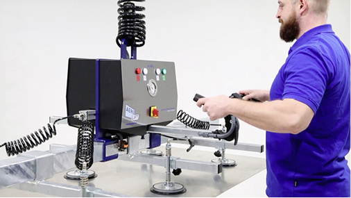 



Ein einziger Bediener reicht aus, um große, schwere Bleche ohne jegliche Kraftanstrengung über das erzeugte Vakuum materialschonend zu heben.
