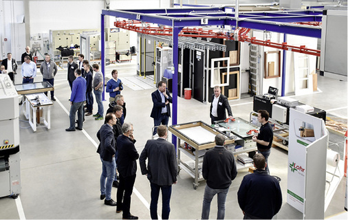 



Das Löninger Kompetenzzentrum wurde 2014 eröffnet und beherbergt moderne Anlagentechnik wie einen 6-Achs-Lackierroboter, aber auch Möglichkeiten zur Airmix- und Airless-Lackierung sowie einen Klima- und Trocknungsraum und wird ebenfalls für Branchenveranstaltungen genutzt.
