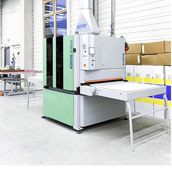 



Im Kompetenzzentrum habe sich gezeigt, dass durch das Diagonalschleifen glattere Oberflächen möglich sind: „Das ist vor allem bei wasserbasierten Materialien von Vorteil“, so Kaiser. „Die Kündig Brilliant 1100 REd-L hat sich bei uns bewährt. Wir erzielen optimale Resultate mit unserer Referenzschleifmaschine.“
