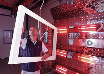 



Patrick Wessner, Leiter des Kompetenzzentrums Holzoberfläche bei Remmers, hat die neue Rezeptur ausgiebig getestet.
