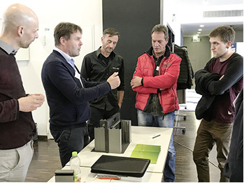 



Auch einige Zulieferer waren mit Ständen vor Ort. Diesmal waren AGC Interpane, Roma und die VBH mit dabei.
