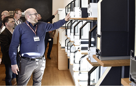 



Anlässlich des aluplast Innovationstages hatten die Tagungsteilnehmer die Gelegenheit, die Fertigung und auch den Schulungsraum von Brand genauer unter die Lupe zu nehmen.
