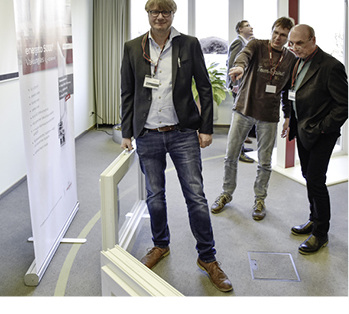 



Ein Fenster kann unterschiedlich schwer sein – hier konnte man den einfachen Hebe-Test machen und geklebte und nicht geklebte Fenster hochwuchten.
