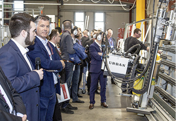 



Bei Brand werden die Gläser innerhalb des Produktionsflusses vollautomatisch durch zwei Klebeautomaten von Urban in den Flügelrahmen eingeklebt. Im Sonderbau verwendet das Unternehmen eine Klebe-Handapplikation mit Klebstoffpumpe.
