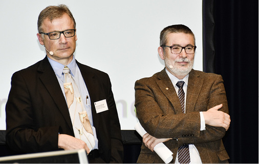 <p>
</p>

<p>
Christoph Rellstab (l.), Leiter der Fachhochschule in Biel, wies mit seinem „Sparringspartner“ Peter Schober von der Holzforschung Austria eindrücklich darauf hin, dass das Thema „Wind“ unterschätzt wird. In der Schweiz werden Orkanschwellen immer häufiger überschritten. Auch Tornados und Wasserhosen häufen sich. Deswegen gilt es, Fenster korrekt zu bemessen, auszuführen, zu montieren und auch richtig zu nutzen. 
</p> - © Foto: Daniel Mund / GLASWELT

