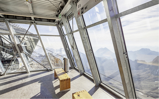 <p>
</p>

<p>
Ein weiter Blick über die Berge so weit das Auge reicht. Bei der Bergstation sorgen Brandschutz-Gläser von Vetrotech Saint-Gobain in unterschiedlichen Aufbauten für Sicherheit in den einzelnen Nutzungsbereichen. 
</p> - © Foto: Vetrotech Saint-Gobain, Fotograf: Christoph Seelbach

