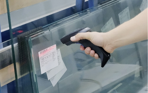 
Papierlos und durchgängig vernetzt: Das Barcode-Etikett enthält alle notwendigen Informationen zur Fertigung der Scheibe.



