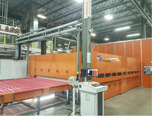 



Dieser Taifin-Vorspannofen kann Gläser bis zu Formaten von 3,3 × 6,4 m verarbeiten.
