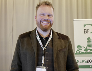 



David O’Sullivan, Kaufmännischer Leiter der wiko Metallbautechnik aus Lübbecke, erläuterte wie man Asylbewerber dauerhaft im Betrieb integrieren kann.
