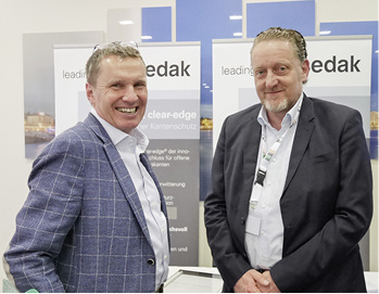 



Der scheidende BF-Vorstandsvorsitzende Thomas Dreisbusch (l.) beim Rundgang durch die begleitende Ausstellung: hier am Stand von sedak.
