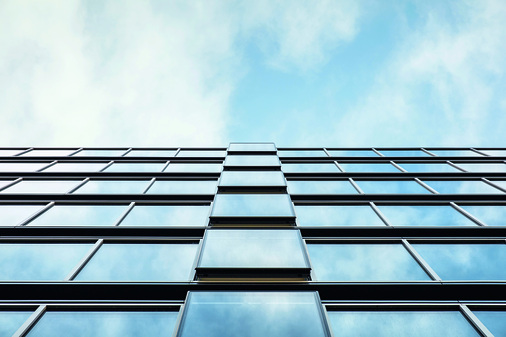 Fassadenversprung durch den Einsatz des Parallel-Ausstellfensters Schüco AWS 114.