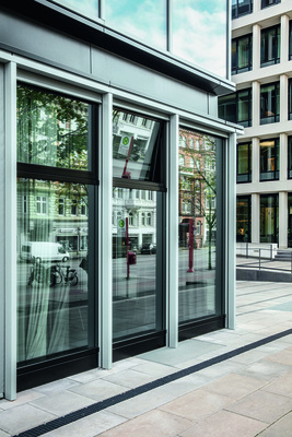 Die Fassade im Erdgeschoss des Hotels wurde abweichend mit 1.300 x 3.400 Millimeter großen Elementen ausgebildet.