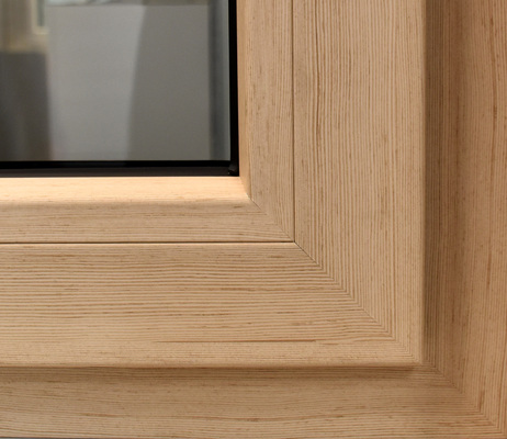 Mit der Spectral-Oberfläche lassen sich auch völlig fugenfreie PVC-Gehrungsstöße realisieren.