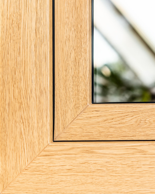 Der stark variierende Faserverlauf der Holzstruktur unterstützt die authentische Zeichnung von Ginger Oak. - © Renolit
