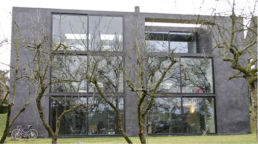 



Bild 5: Südseitige Ansicht des Wohnhauses; ca. 2/3 der Außenwand bestehen aus großflächigen Hebeschiebetürelementen.
