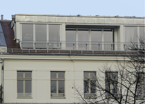 
Dachaufstockung mit jeweils drei Faltanlagen in einer Dachgaube



