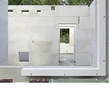 



Die GU-Vorbauzarge ist für höchste Lastabtragung geprüft und als Absturzsicherung nach DIN 18008-4 zugelassen. Nach der ETB Richtlinie ist sie für mindestens 2,8 kN je Befestigungsmittel geprüft.
