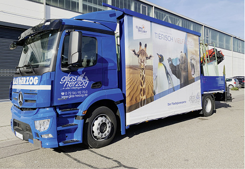 



... eine Plane schützt nicht nur das Glas, sie kann zudem auch als Werbefläche genutzt werden, wie hier bei einem Lkw von Glas Herzog aus Waghäusel.

