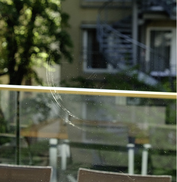 



… dies gilt auch für nur zeitweise auftretende Beeinträchtigungen, wie etwa dieser Abdruck eines Saugers.
