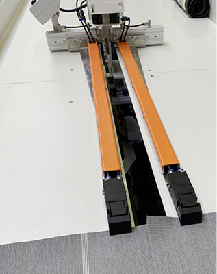 



Durch die Spannvorrichtungen werden werden die Tücher beim Verbahnen optimal gespannt.
