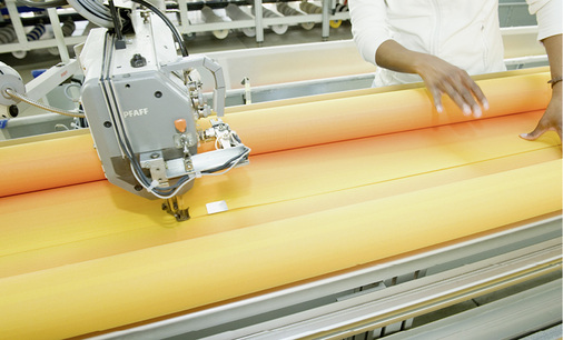 



Mit seitlichen Wickelvorrichtungen an der Verbahnmaschine wird der Fertigungsprozess deutlich vereinfacht und das Thema Handlingsfalten bei der Konfektion ausgeschlossen.

