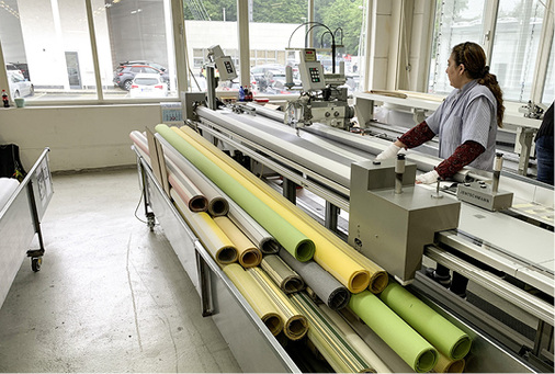 



Das durchgehende Rollen der Tücher bei der Konfektion hat sich branchenweit durchgesetzt und bildet die allgemein anerkannten Regeln der Technik ab.
