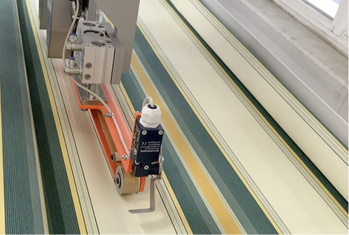 



Nahtüberlappung bleibt Nahtüberlappung, egal ob genäht oder geklebt wird. Je nach Markisentyp können die Längsnähte die Tuchstabilität unterstützen.
